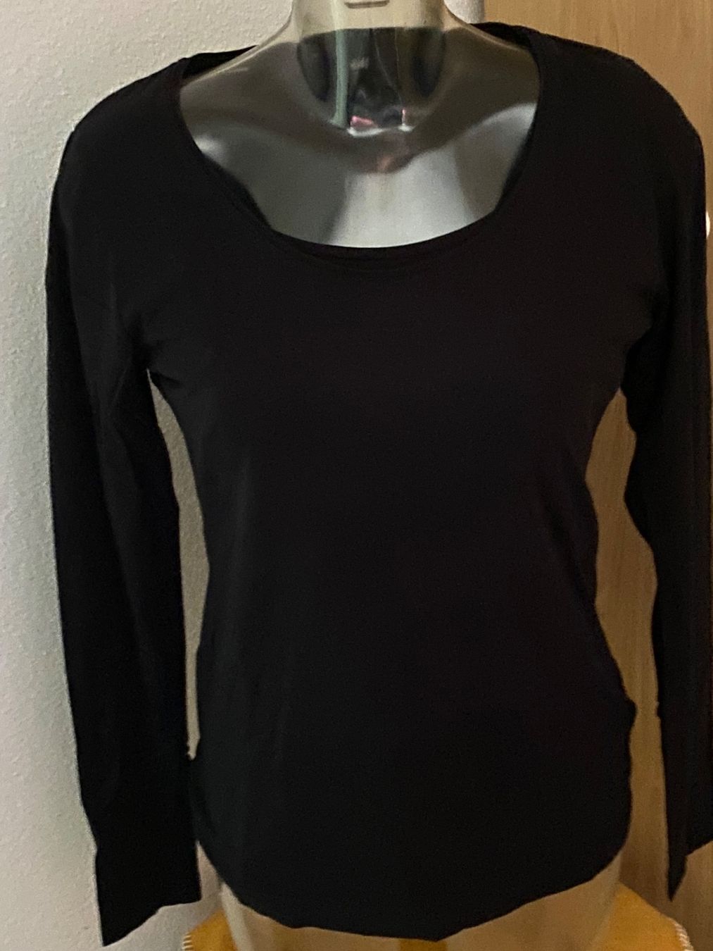 H&M T-shirt: H&M langarm Shirt schwarz Grösse L – Usato da Allenwinden venduto da Obalu