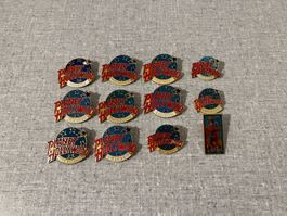 Planet Hollywood – 12 Vintage Pins / Anstecker – 12 Standort