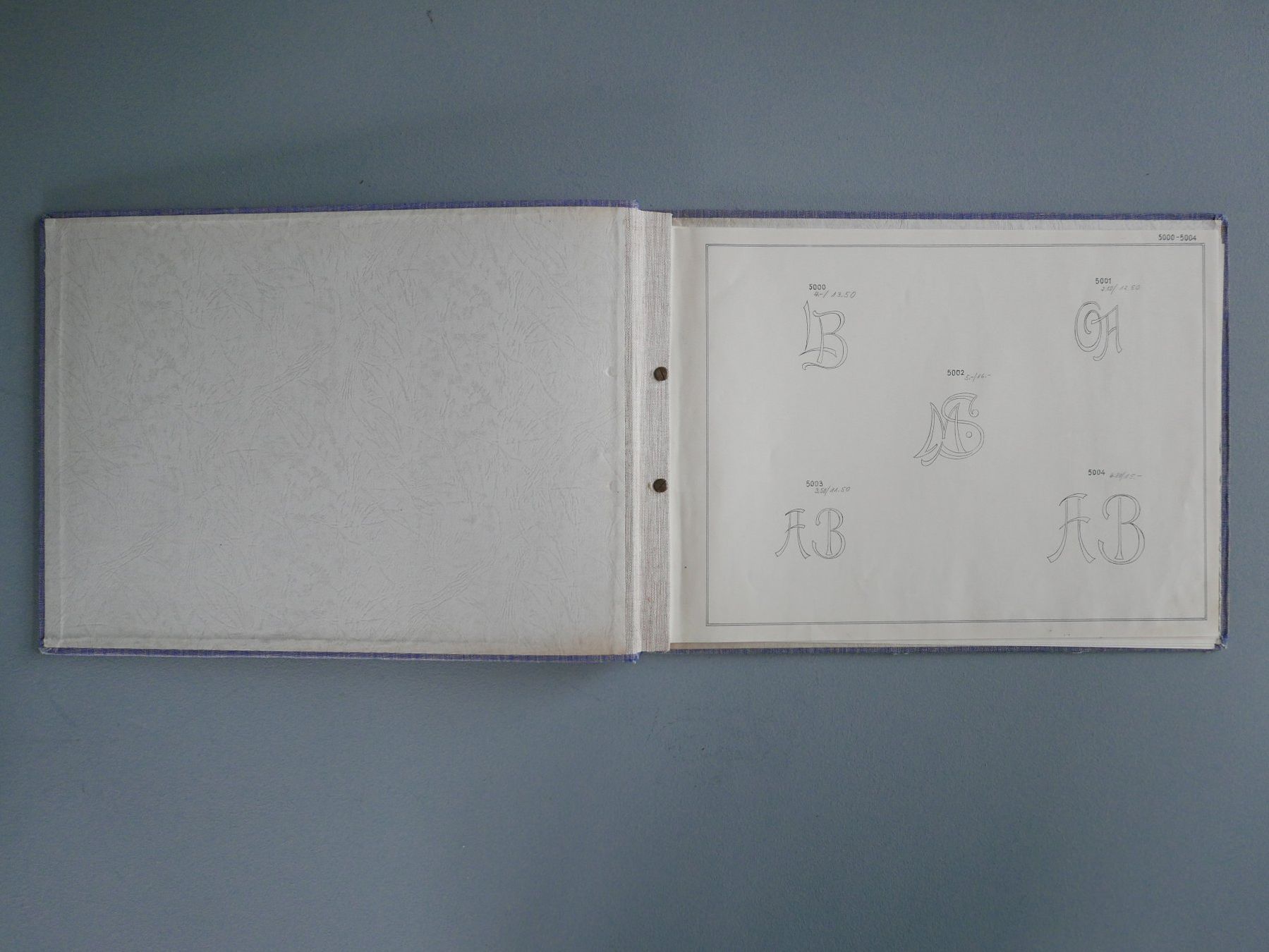 Bücher: ANTIKES MUSTERBUCH VORLAGE GESTICKTE MONOGRAMME – Gebraucht aus Balgach von Zwischenraum 2