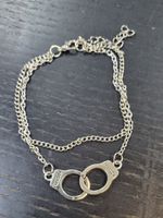 Coole doppelte Fusskette im Handschellen Design