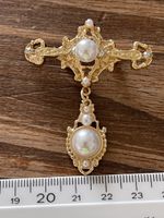 Broche vintage dorée religieuse avec perles