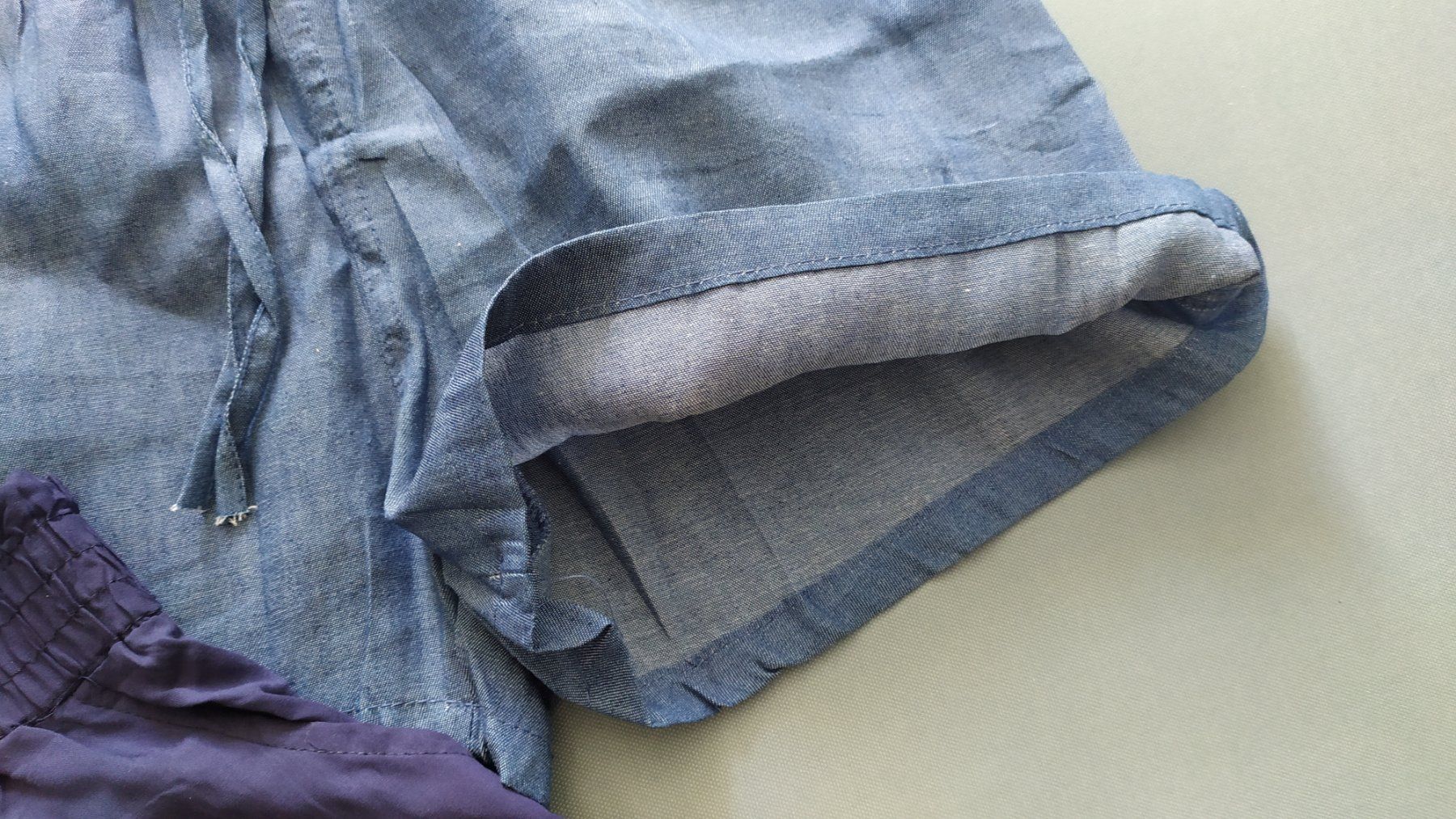 Pantaloni: 2 Shorts neufs en bleu – Nuovo e nell'imballaggio originale da Chezard St-Martin venduto da Loucail 4