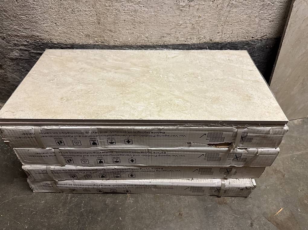 Rivestimenti per pavimenti: 4 Pakete Travertin Bodenplatten – Usato da Zürich venduto da FrederickMarryat