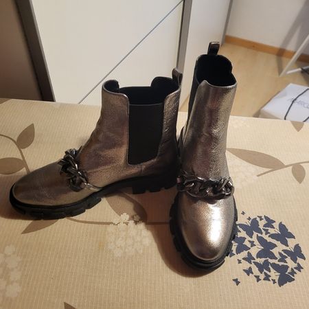 Neue Michael Kors-Stiefeletten in Bronze-Optik mit Ketten-D