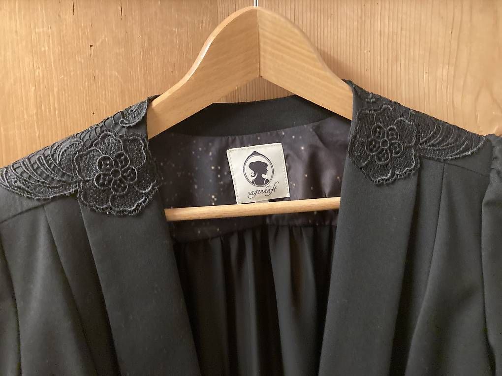 Giacche: Schwarzer Blazer Gr.40 – Usato da Brunnadern venduto da Bumlebee 1