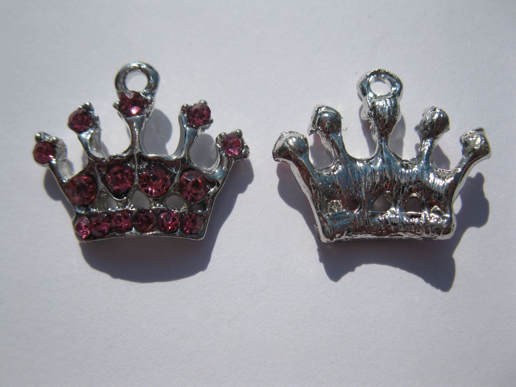 Perlen (unechte): Anhänger Krone mit rosa Strass, 17x21mm – Neu und originalverpackt aus St. Margarethen TG von LuanaKa