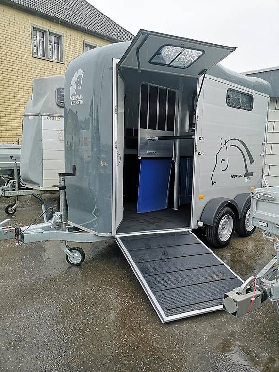 Cheval Liberte Rimorchi: Alu 2er-Pferdeanhänger mit frontausstieg Eisengrau – Nuovo (secondo la descrizione) da PORRENTRUY venduto da lemondeducheval.ch 4