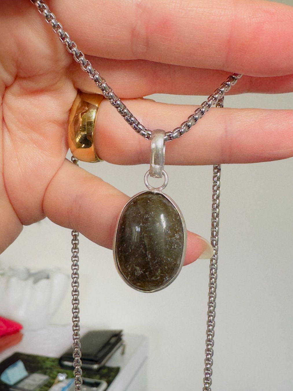Ketten: Fashionable labradorite necklace – Neu und originalverpackt aus Genève von AGBERG