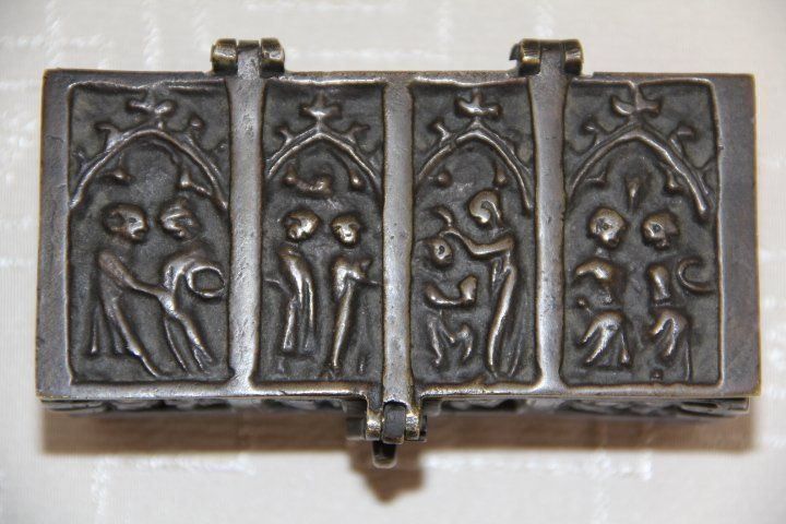 Cassapanche: Antique  coffret en bronze . – Usato da Praz (Vully) venduto da pikuluka1 2