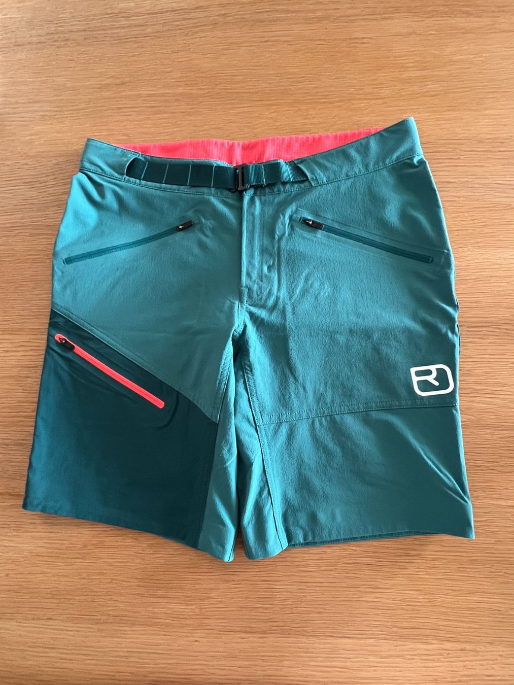 Ortovox Pantaloni: Ortovox Wandershorts Grösse M – Usato da Solothurn venduto da Scoony