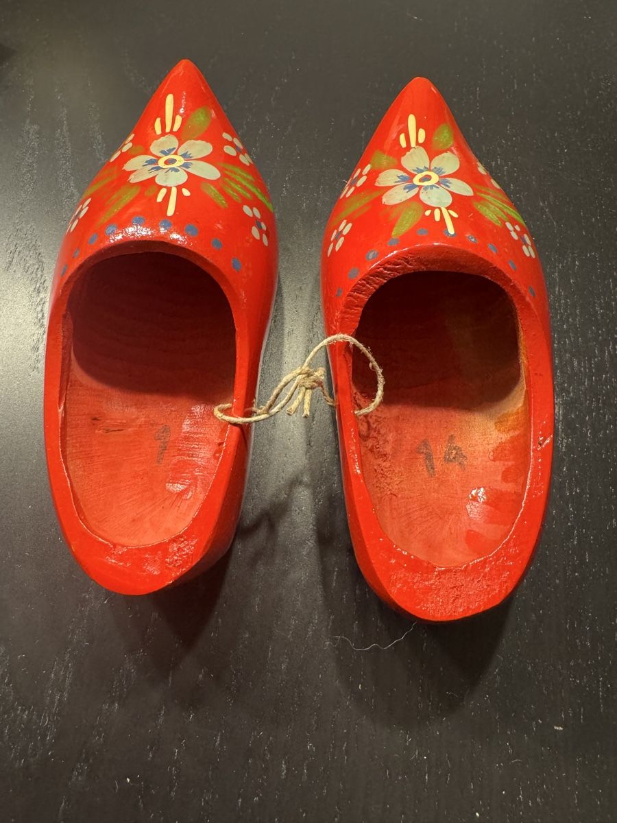 Alle Dekorationen: Rote Holzschuhe mit Blumenmuster – Gebraucht aus Erstfeld von Mario_boe0 4