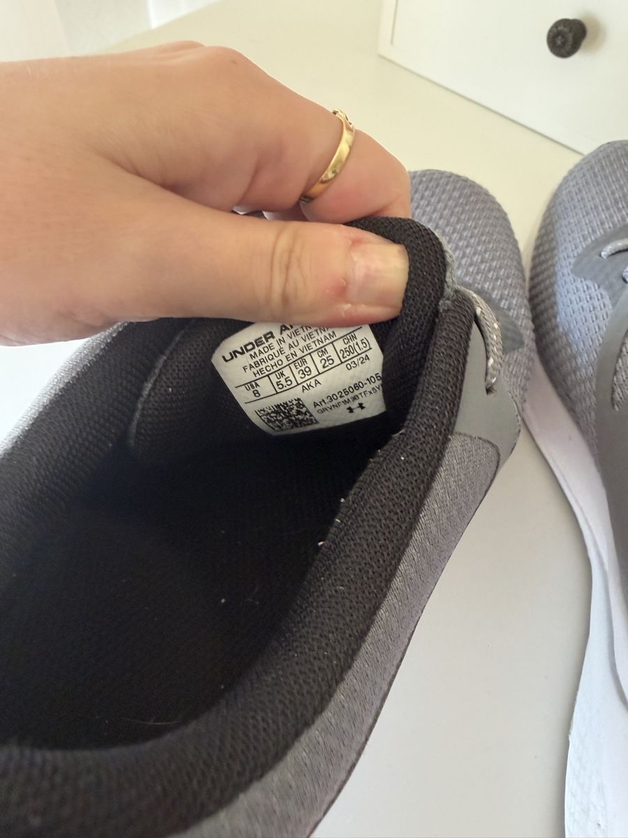 Under Armour Scarpe da uomo: Under Armour  Sneakers Grösse 39  – Usato da Basel venduto da Brunner.T 2