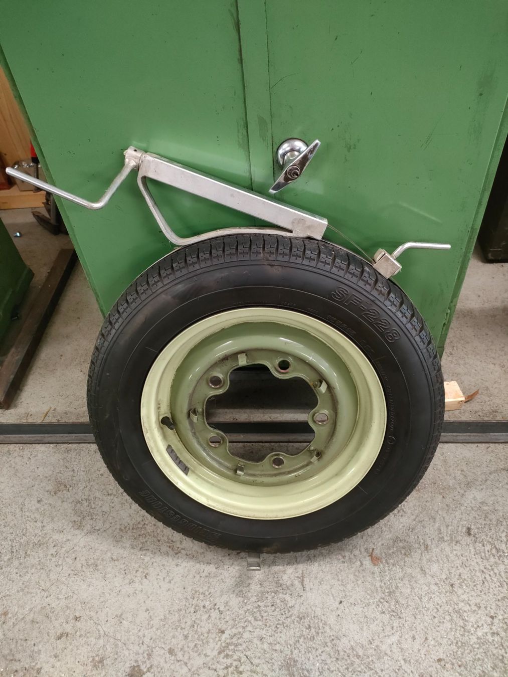 Tutti gli attrezzi: Oldtimer schlauchlos-Pneu Montageband – Usato da Besenbüren venduto da dabaesi88
