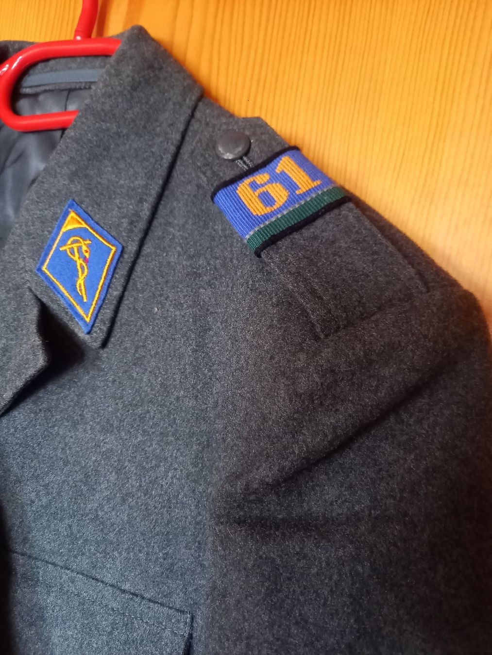 Schweizer Armee Uniformi: Schöner gebrauchter Unform- Waffenrock mit Batten – Usato da Galgenen venduto da Allerlei8854 2