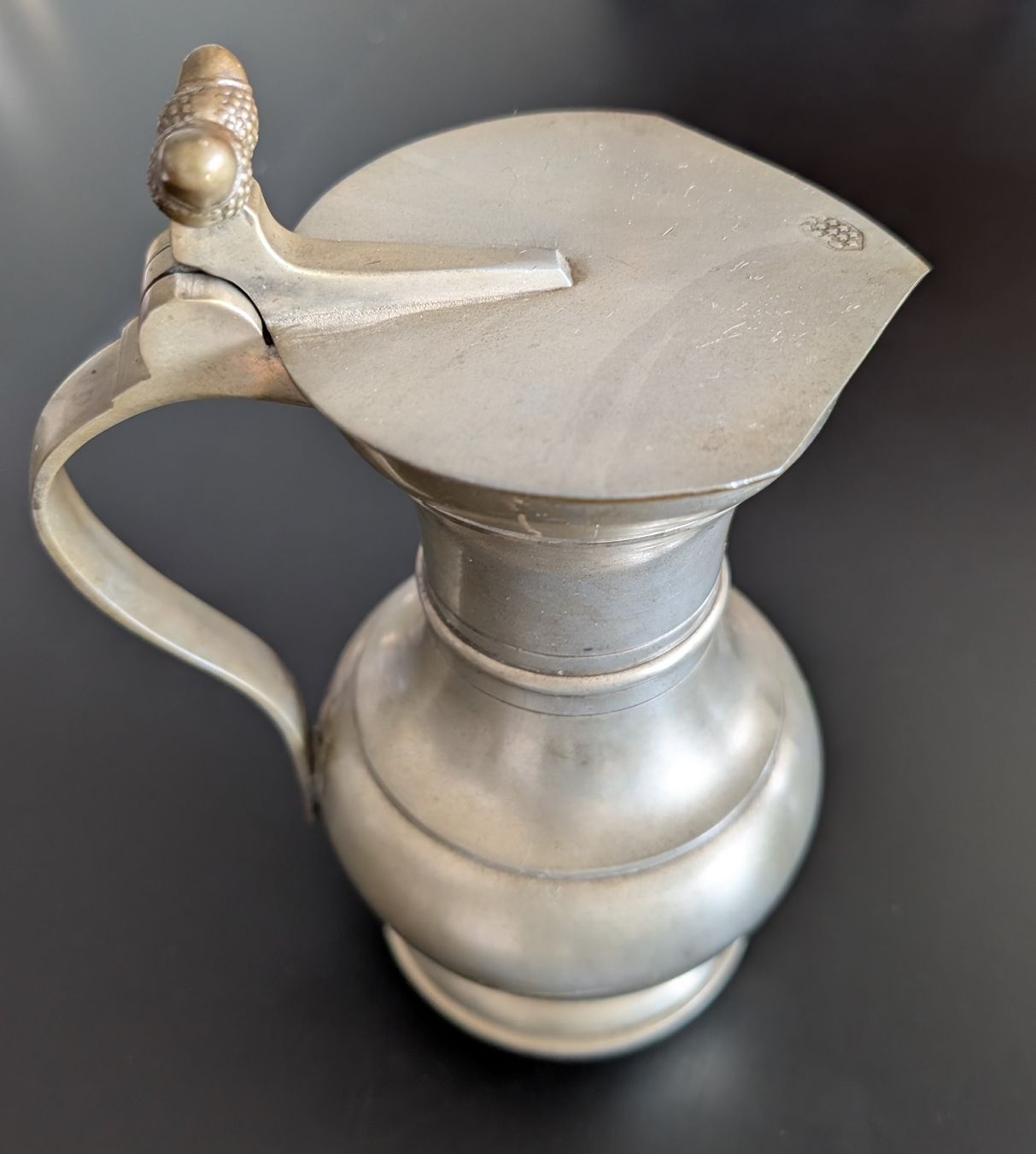 Caraffe: Vintage Schweizer Zinnkrug – Usato da Wädenswil venduto da Wolfsblutig