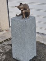 Grabmal mit Bronzekatze