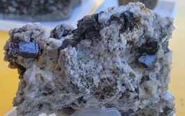 Mineralien klein und fein. Hämatit, Rutil, Adular  Magnetit