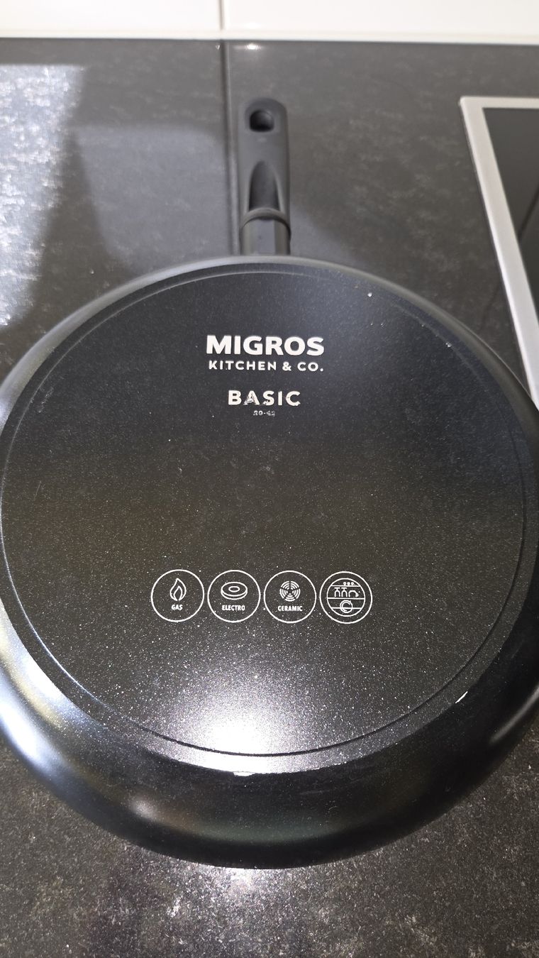 Migros Padelle: Migros Kitchen & Co. Basic, Bratpfanne, Ø 28 cm, flach – Usato da Zürich venduto da Lazarevcanin 1