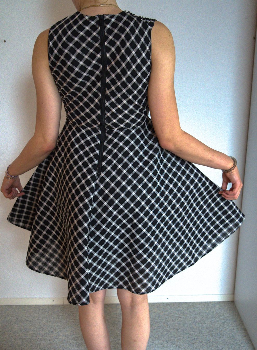Maje Vestiti: Cocktailkleid schwarz-weiss Karomuster – Nuovo (secondo la descrizione) da Treiten venduto da Chrusi2 2