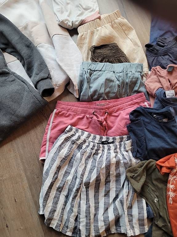 Lotti di vestiti: Konvolut Damenbekleidung – Usato da Biglen venduto da Timeover 1