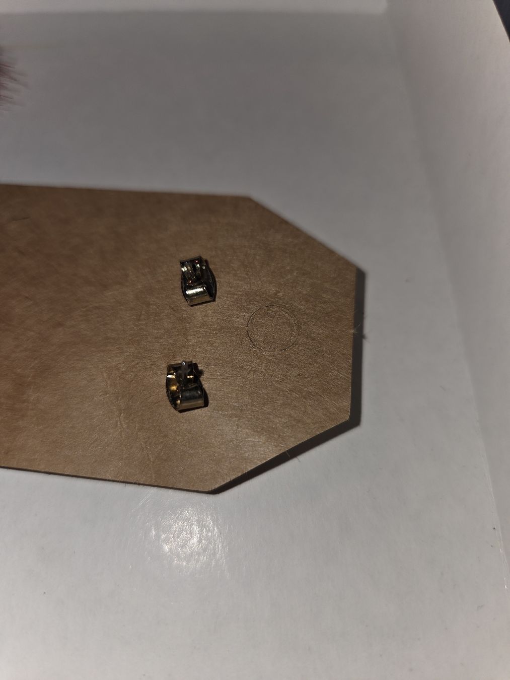 Ohrringe & -stecker: Boucles d'oreilles bordeaux pendantes – Gebraucht aus Brügg BE von man_xyd9 4