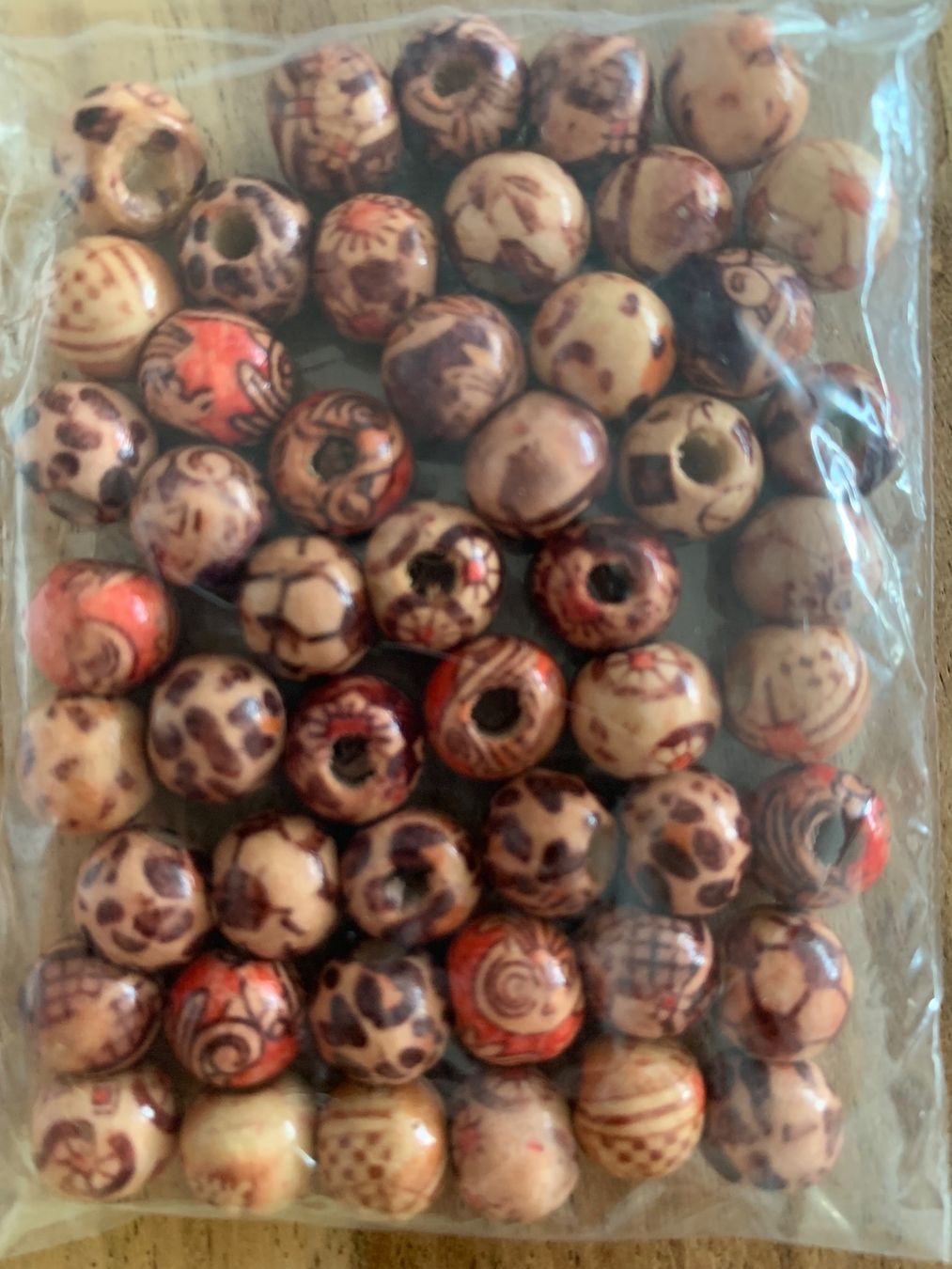 Perlen (unechte): Holzperlen 10mm gemustert, 50 Stück – Neu und originalverpackt aus Geneve von vane267
