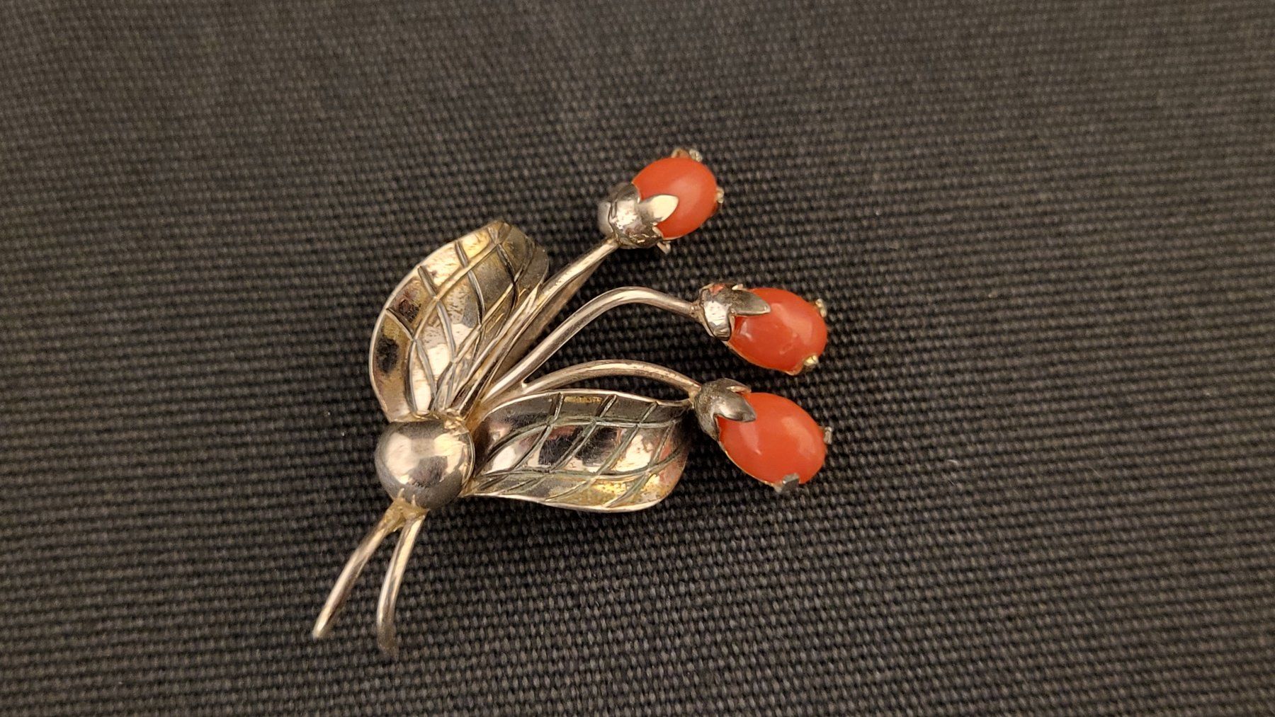Broches & Aiguilles: Vintage Silber-Brosche mit Korallen – D'occasion à Basel par spinne02