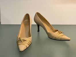 Elegante Stuart Weizman Pumps Gr. 39.5, Gold/Beige