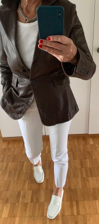 Damen-Lederblazer in der Farbe Braun.