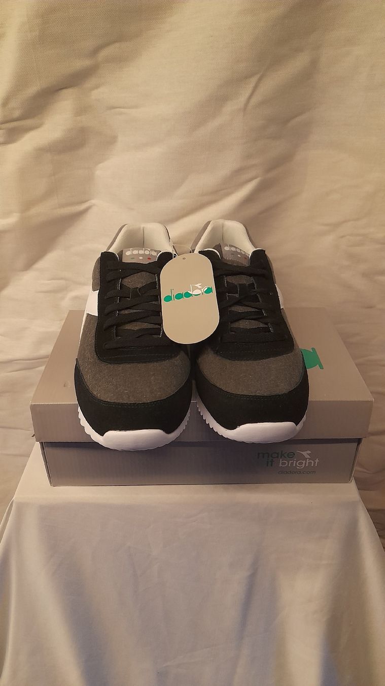 Diadora Scarpe da uomo: Diadora Jog Light C, Taille 44.5, grises, neuves en boîte! – Nuovo e nell'imballaggio originale da st.gallen venduto da The_Rag_Picker.