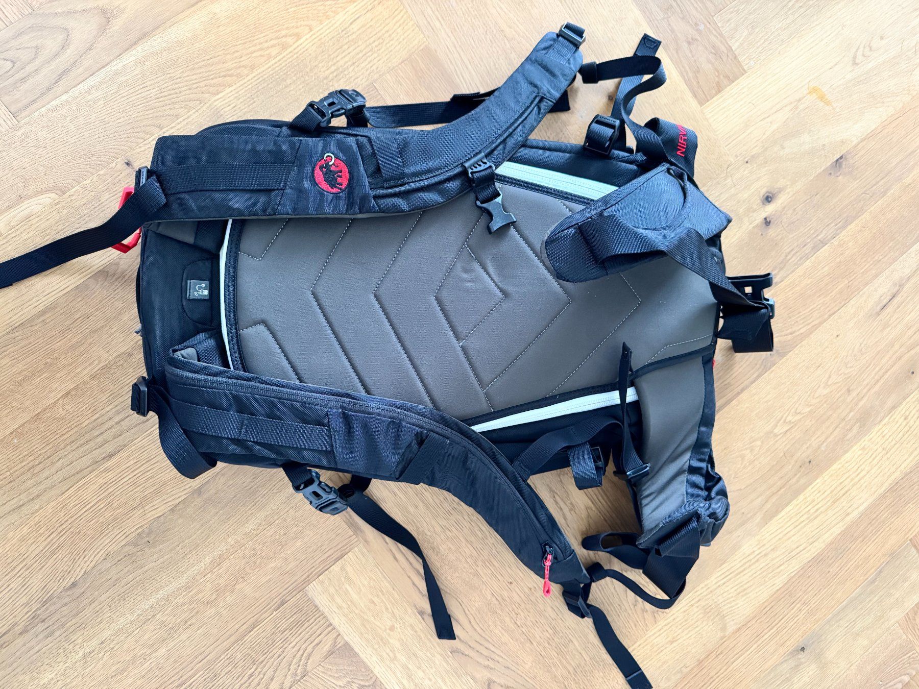 Mammut Zaini: Mammut Nirvana Pro 25 und Mammut Regenschutz – Usato da Basel venduto da neo_6gsm 2