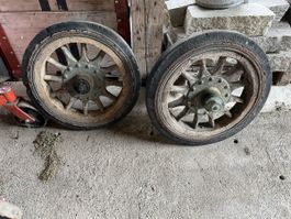 Antike Autoräder aus Holz Marke Renault Freres
