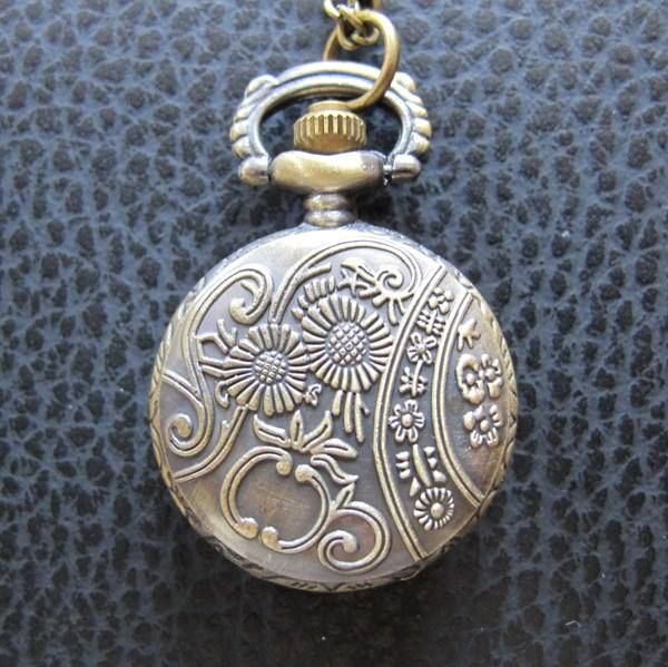 Orologi: Umhängeuhr Relief / Ornament mit Kette – Nuovo (secondo la descrizione) da Schwanden GL venduto da UHRKNALL 2