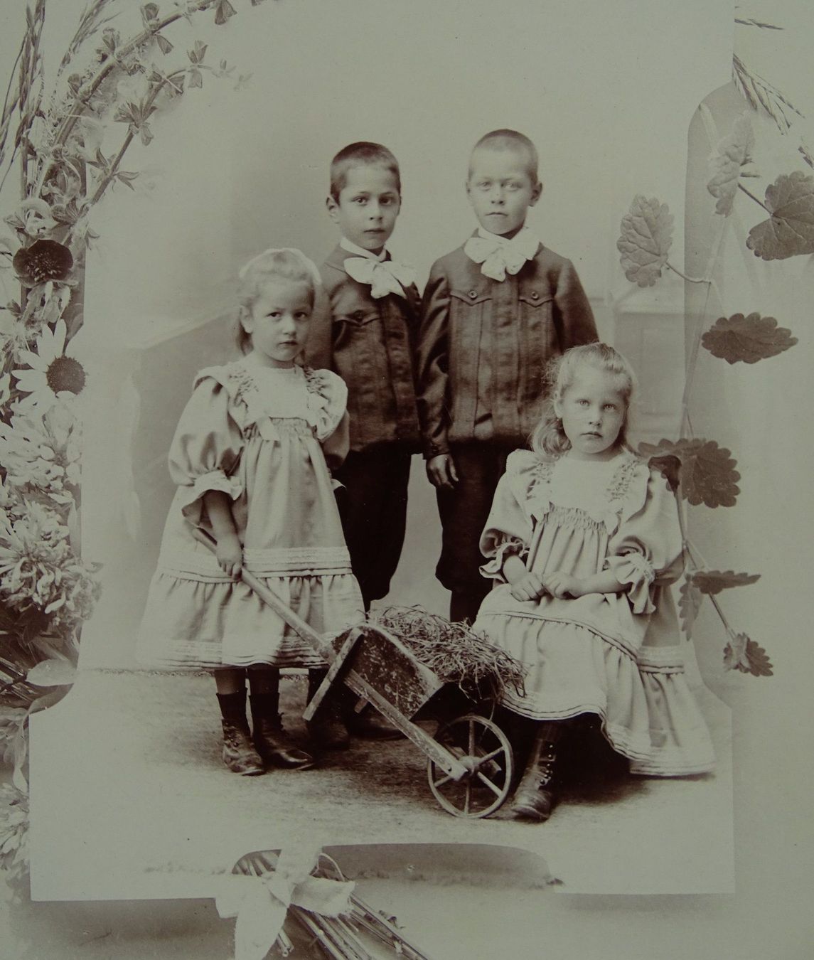 Posters & Illustrations: 2 KINDERFOTOS, CABINET-FORMAT UM 1900 – D'occasion à Grüningen par Kartensammler 2