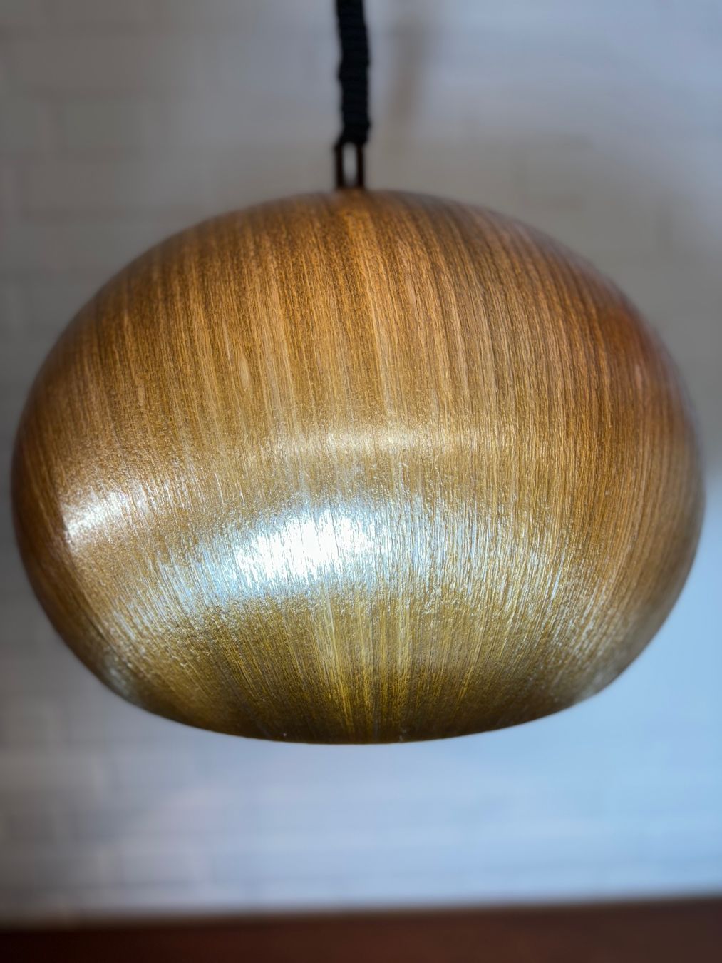 Lampadari & plafoniere: Grosse goldene Kunststoffleuchte 70s Hängeleuchte Design – Usato da Hinwil venduto da DaniBachman