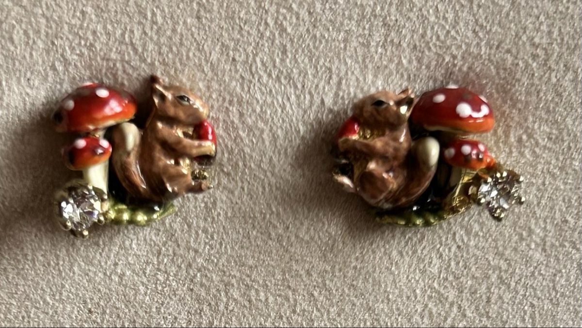 Ohrringe & -stecker: Les Néréides Ohrstecker Eichhörnchen Pilz emailliert – Gebraucht aus Hedingen von estel50