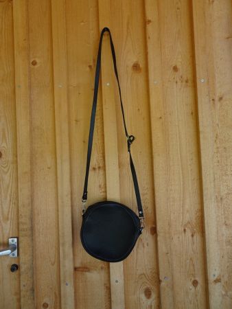 Schwarze runde Ledertasche von blingberlin - 422.75