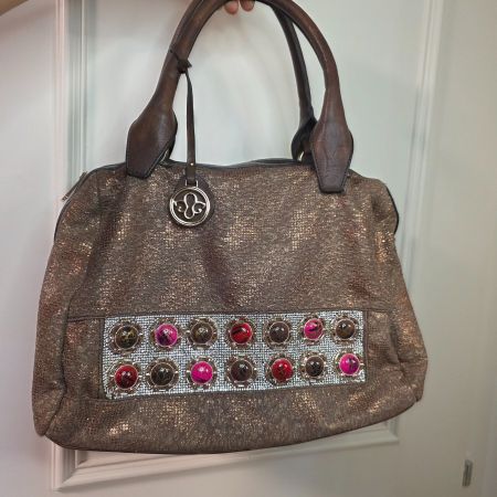 Bronzefarbene Tasche mit Schmuckdetails