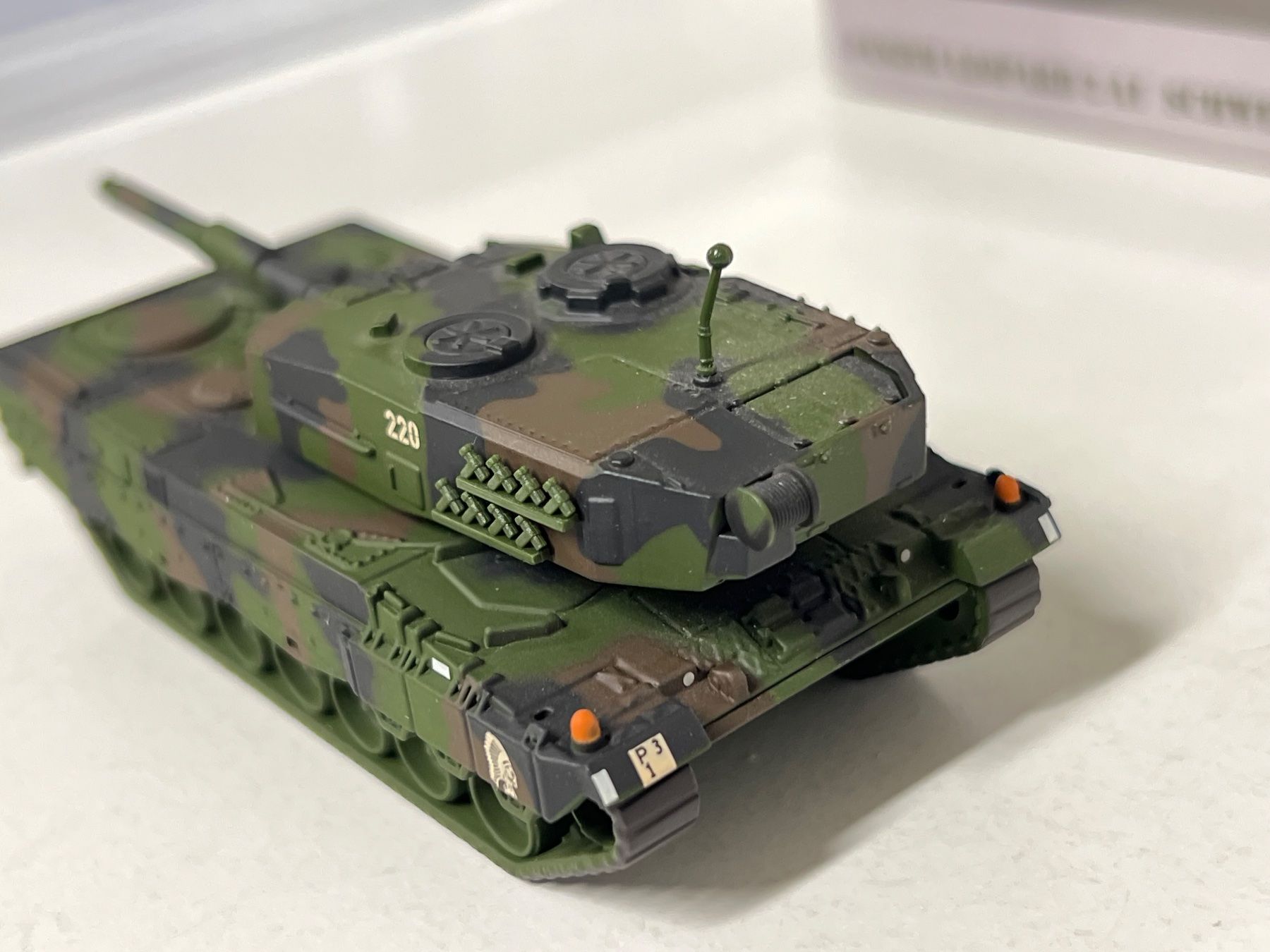 Modellini di ferrovie: 4MFOR BY MÄRKLIN ART 18581 PANZER LEOPARD 2 SCHWEIZER ARMEE – Usato da Neuenhof venduto da ludovicco 3