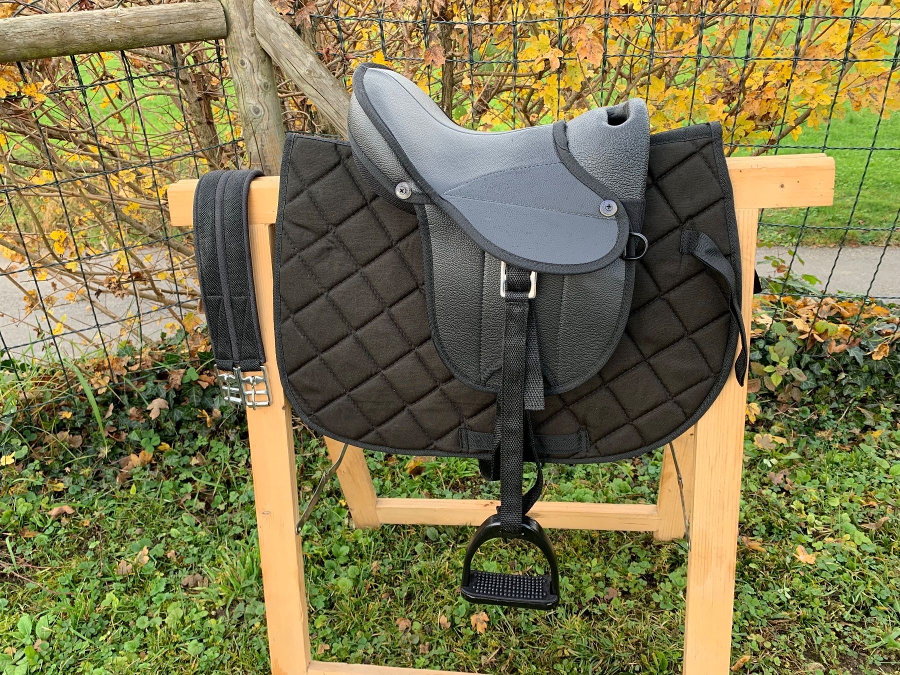 Selle & Accessori: schönes schwarzes Ponysätteli – Usato da Feldbach venduto da Fea1 1