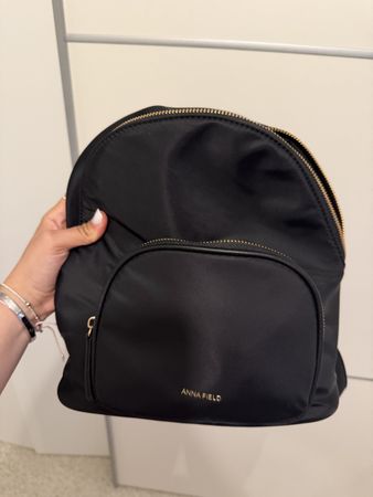 Schwarzer Anna Field Rucksack, perfekt für den Sommer ☀️