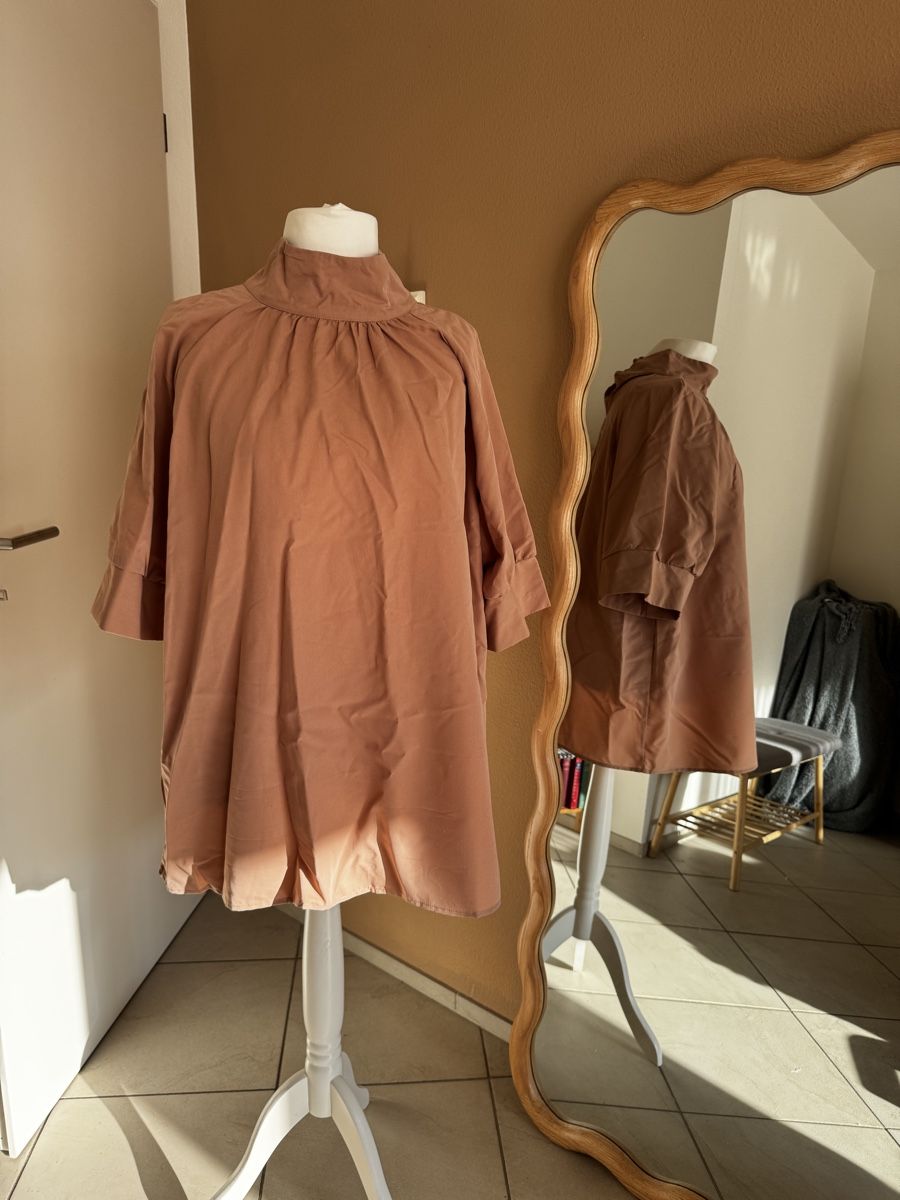 Tuniche: Hellbraune Tunika mit Kragen, Grösse XL – Nuovo (secondo la descrizione) da Muttenz venduto da einfach-schoen