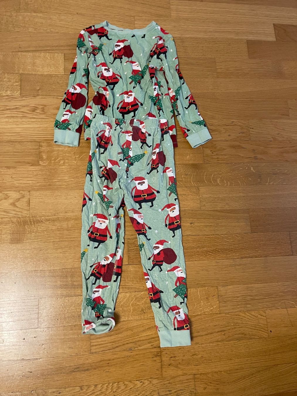 Pyjamas: Pyjama mit weichnachtsmotiv – D'occasion à Basel par Derian01