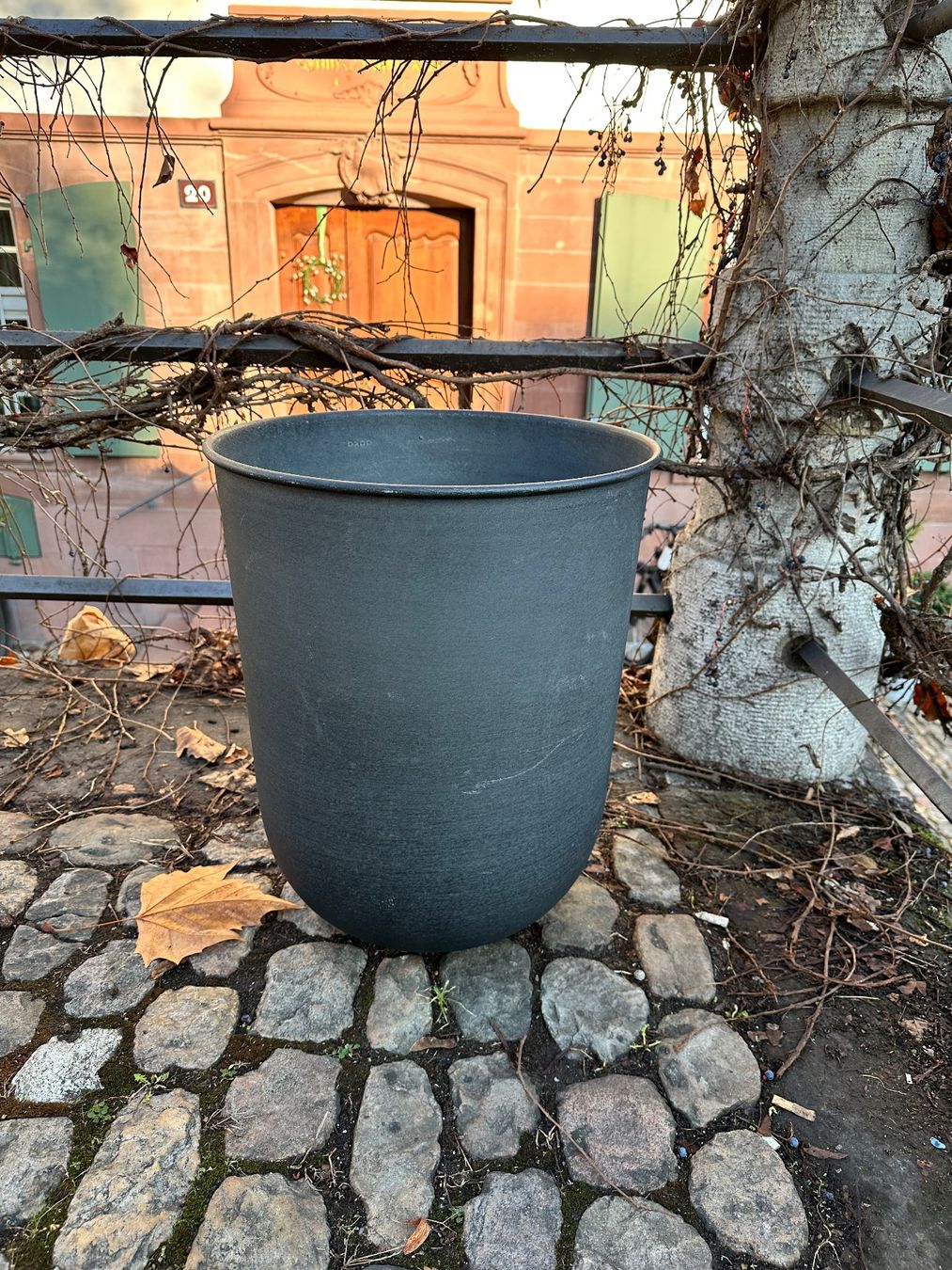 Vasi per fiori: Übertopf «Out» der Marke DBKD – Usato da Basel venduto da JM-1982