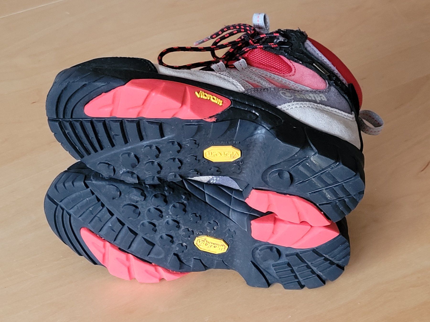 Sherpa Schuhe für Jungen: Sherpa Wanderschuhe grau-rot Grösse 33 mit Vibram-Sohle – Gebraucht aus Wiesendangen von samoalk 3