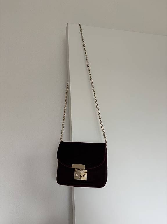 Taschen für Damen: Boardeauxfarbene Samt-Tasche – Gebraucht aus Zürich von dal_ym7n