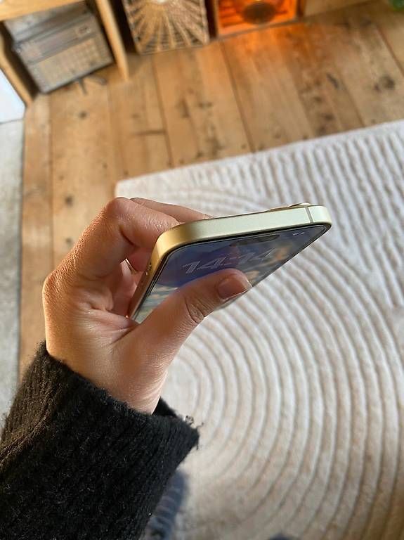 Apple Telefoni cellulari / Smartphones: iPhone 15 Jaune  128 Go Reconditionné – Usato da Ravoire venduto da tim_m7sc 4