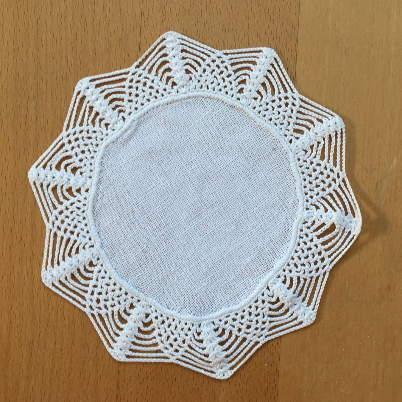Sottobicchieri: Spitzendeckchen Handarbeit  gehäkelt  rund ca. 13 cm – Usato da Subingen venduto da ArtBead