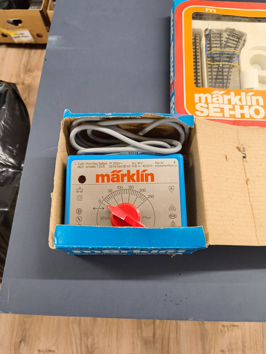 Märklin Modelleisenbahnen: Märklin Transformator 6631 220 Volt plus diverse Gleise – Gebraucht aus Basel von bk_brockibasel 1