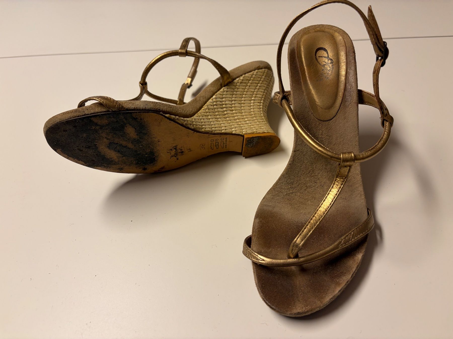 Scarpe da donna: Sandales compensées dorées femme taille 38 usagées – Usato da Vallamand venduto da rom_z7q6 1